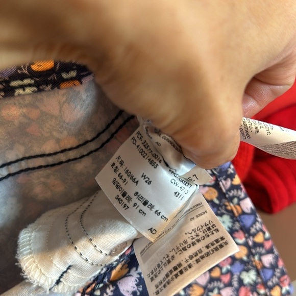 Levi’s purple/navy/pink flowered 2 1/2” size 26 shorts​ - Picture 2 of 4